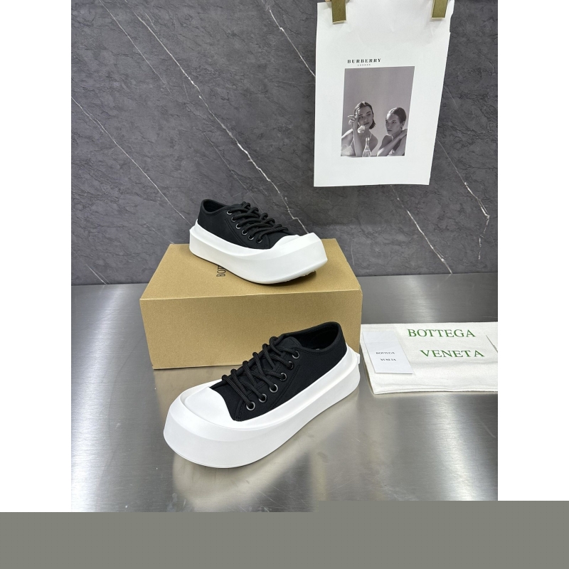 G*u*i sneakers